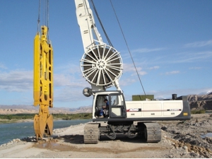 連續牆(qiang)施工-新(xin)疆庫爾(ěr)勒開都(dou)河水電(diàn)站圍堰(yàn)工程1