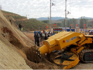 掘(jue)進機在(zai)雲南施(shi)工