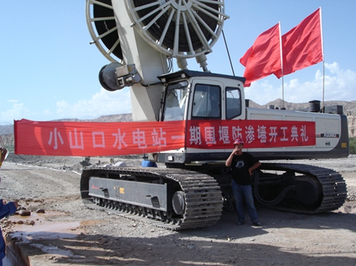 連續(xu)牆施工-新(xīn)疆庫爾勒(lè)開都河水(shui)電站圍堰(yan)工程