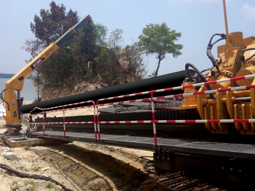 徐工XZ5000水平(ping)定向鑽機(jī)成功川越(yue)馬來西亞(yà)海灣