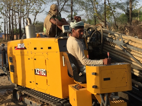 印度(dù)黑土地上(shang)穿梭的徐(xú)工金